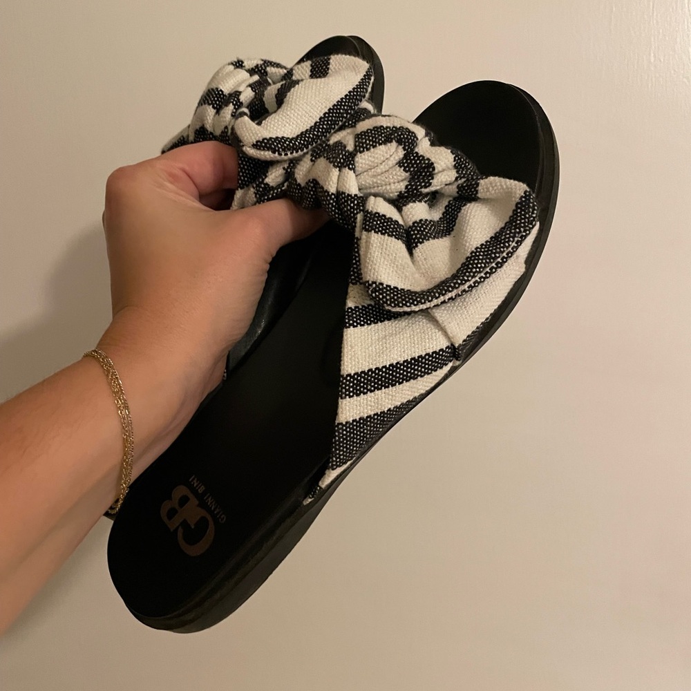 Gianni Bini Black and White Slide Sandals | size 8